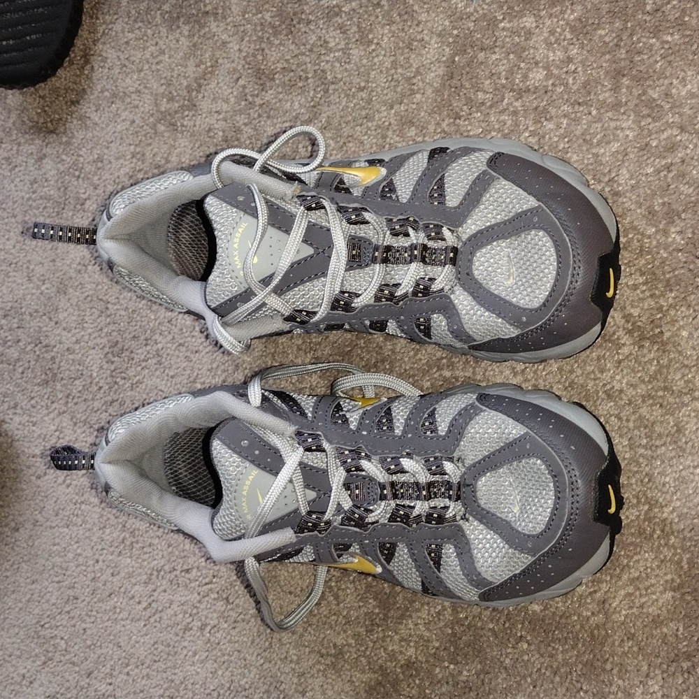 Nike Trail Running Shoes Gray Gold Swoosh Athletic Sneakers SIZE 7.5